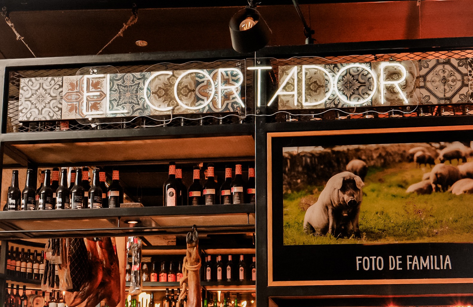 El Cortador uithangbord boven de Spaanse wijncollectie