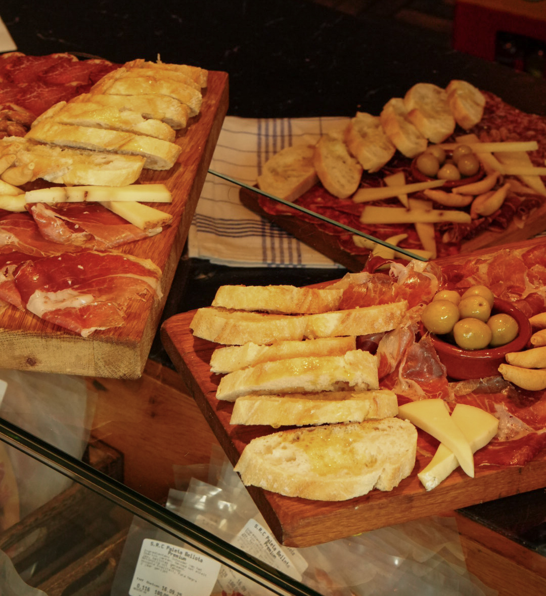 Spaanse broodjes en planken met ham, kaas en olijven