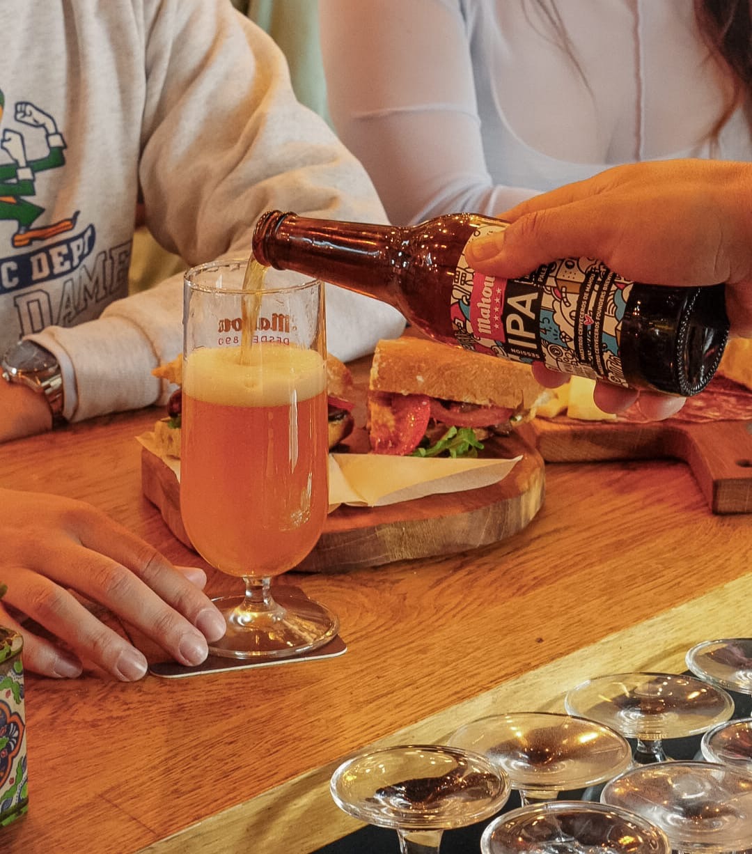 Bier wordt ingeschonken naast een Spaans broodje