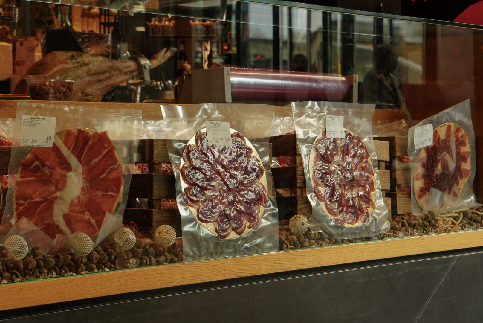 Spaanse vleeswaren in de vitrine van El Cortador