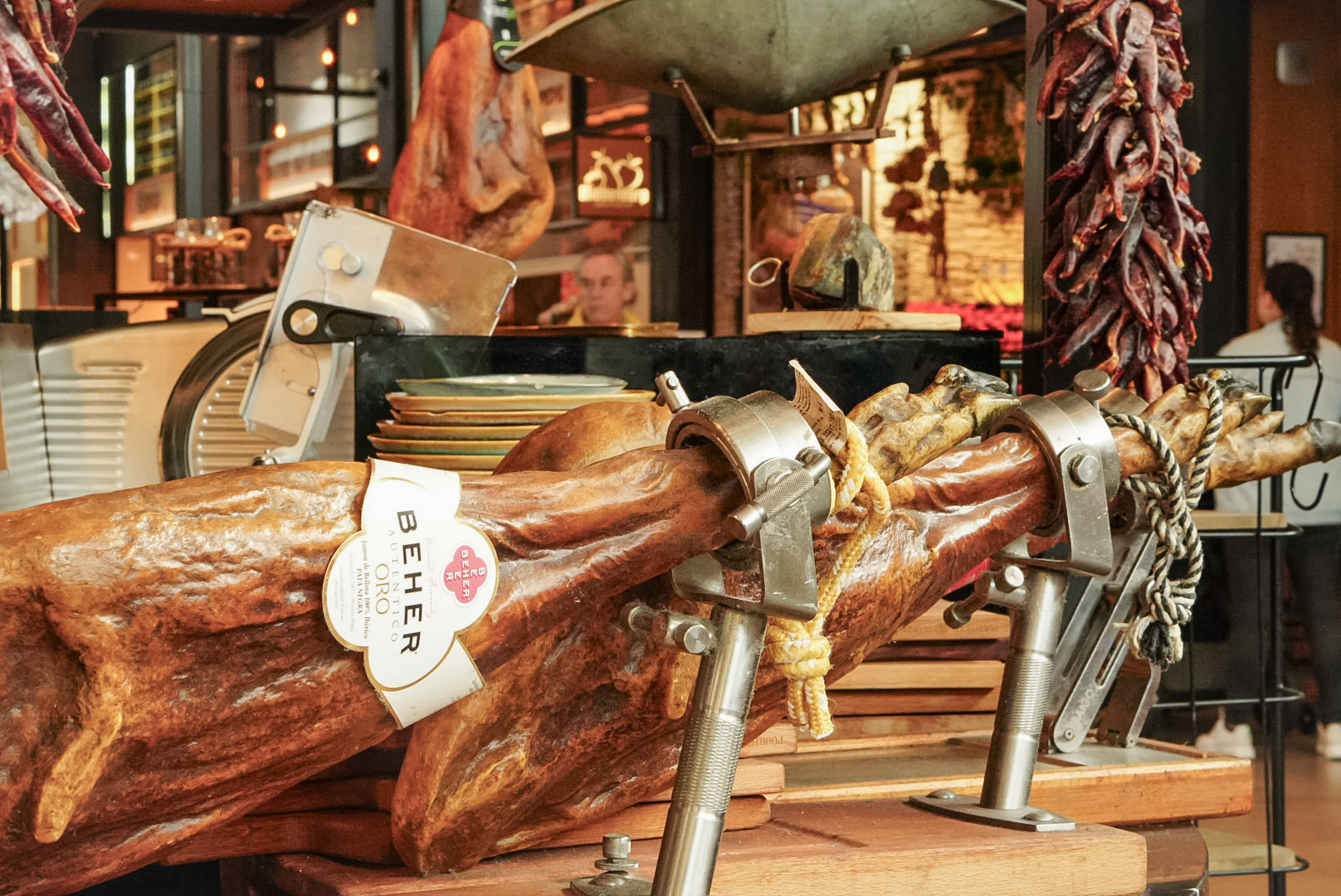 Iberico ham in de snijhouder bij de bar