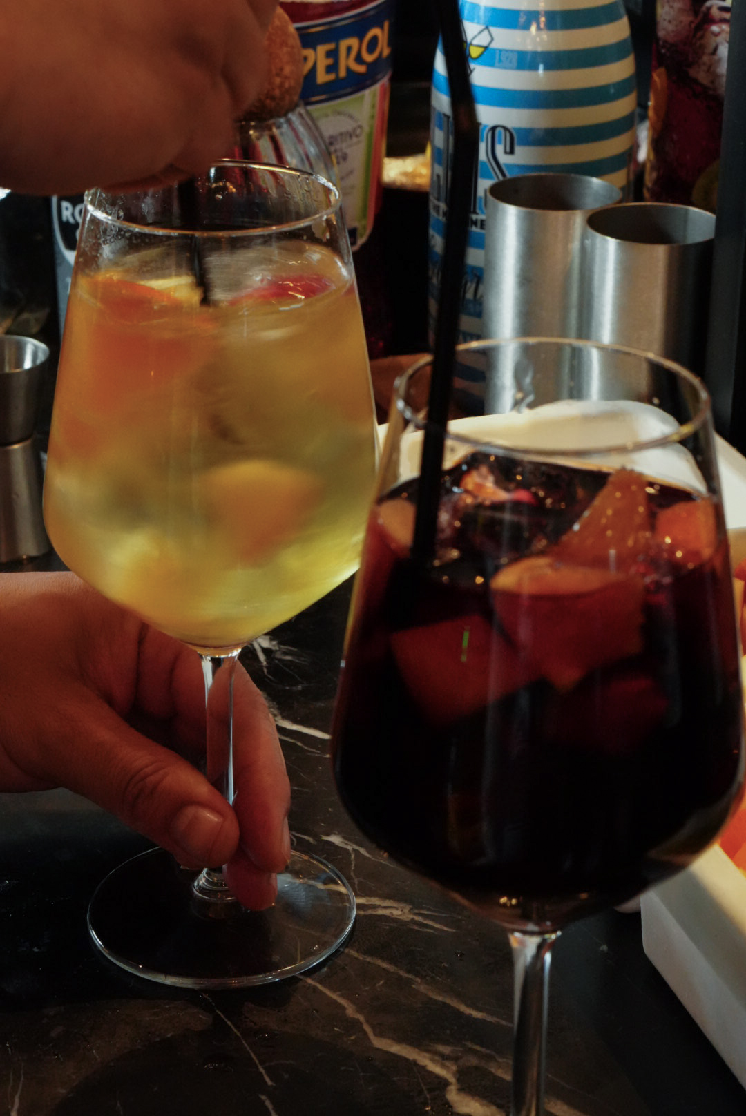 Glazen met drankjes op tafel bij El Cortador