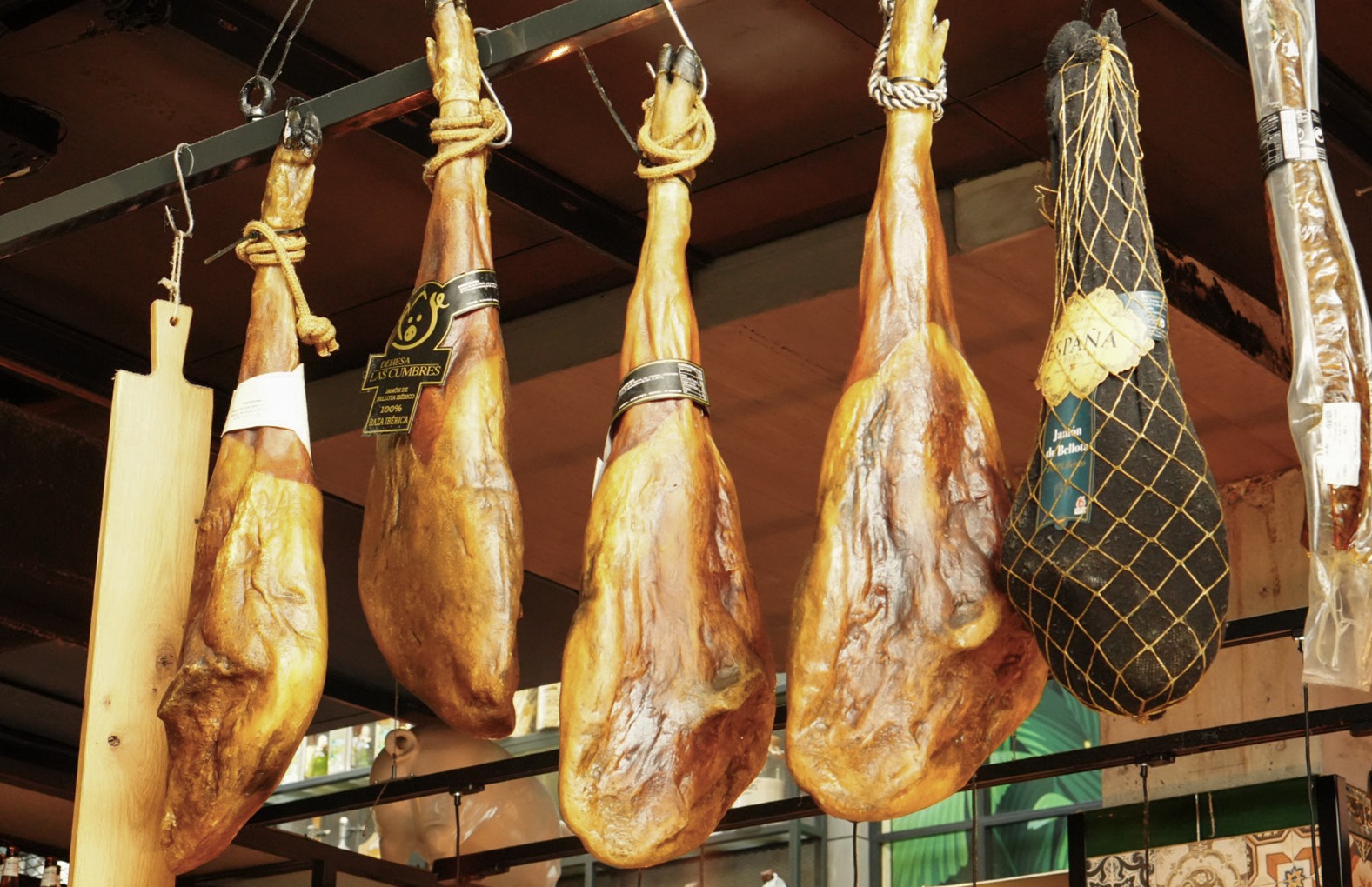 Hangende Iberico hammen bij El Cortador