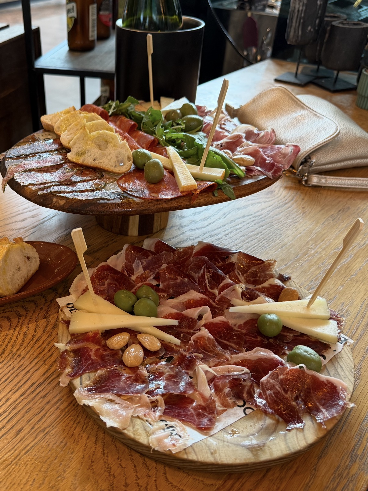 Borrelplanken met Iberico ham, kaas, brood en olijven bij El Cortador